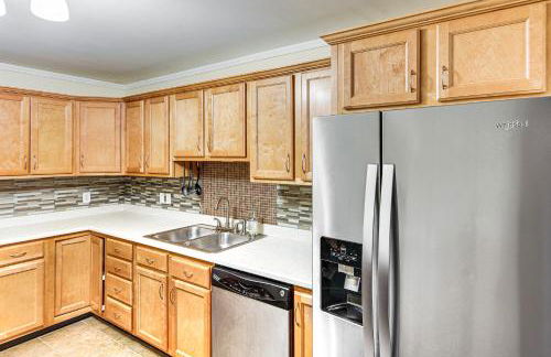 Walk to Waterfront Cozy Fall River Condo - Foto 9