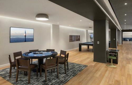 Luxury 1BR w Stunning Floor-to-Ceiling Water Views - Foto 25