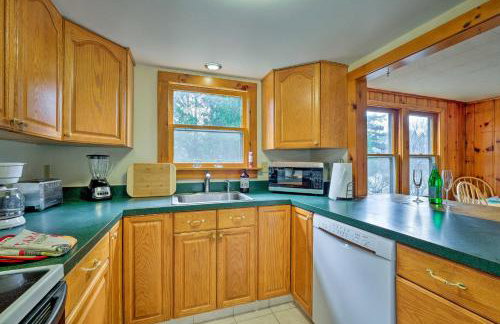 Picturesque Cottage with Sunroom on Ashmere Lake! - Foto 10