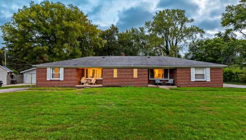 Warm & Comfy 2BR, Huge Backyard, Great Location! - Photo 5