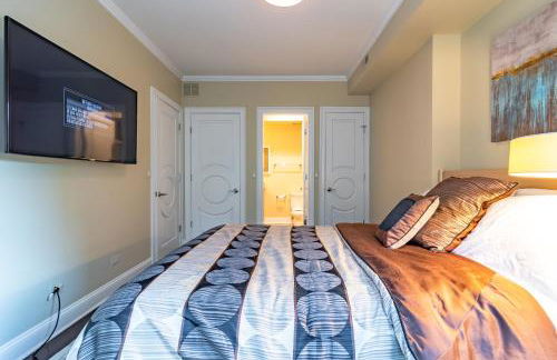 Luxurious Gold Coast 4BR 4-Story Villa with Parking Sleeps 12 Guests - Photo 20