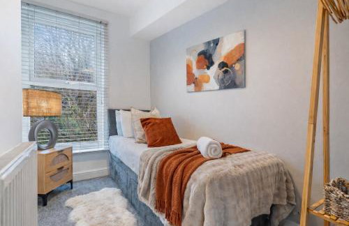 Stylish House - Close to City Centre - Self-Check-In - Free Parking, Work Space, Fast WiFi, Smart TV and Garden by Yoko Property - Foto 9