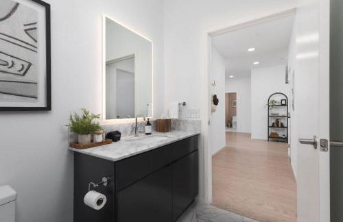 Penthouse Condo on River with Garage and Patio, Walk Downtown - Foto 27