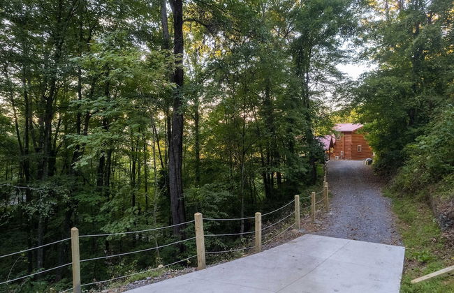 Stunning 2BR Cabin with Mountain Views - Foto 31