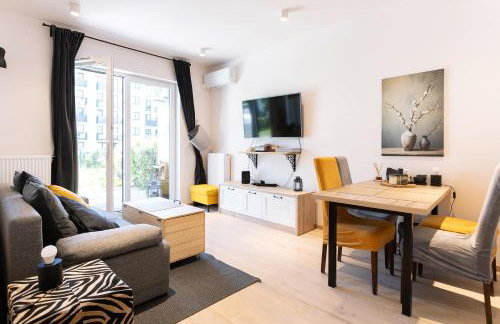 Elegant apartment with private garden, AC and garage, near airport - Photo 1