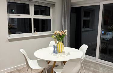 Stylish 2 bed Apartment, Rainham - Private Parking - Foto 13