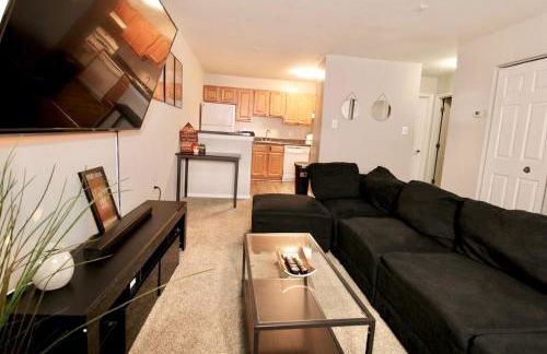 Spacious 1BR with Full Kitchen & Laundry - Foto 1