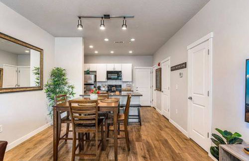 Spacious 2-Story, Pet&Fam Friendly, WFH, Gym&Pool - Foto 9