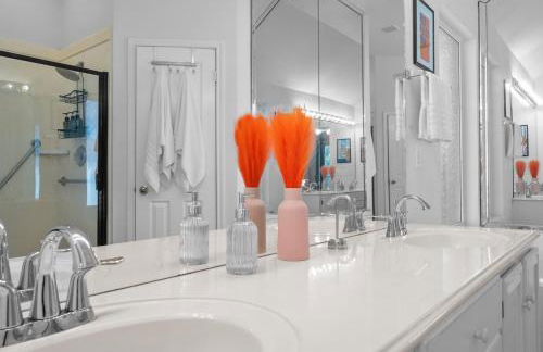 NEW! Stylish Home Arcade & Fireplace Sleeps 10 - Foto 21