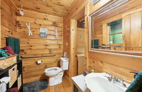 Cozy Creekside Cabin with Wraparound Porch home - Foto 18