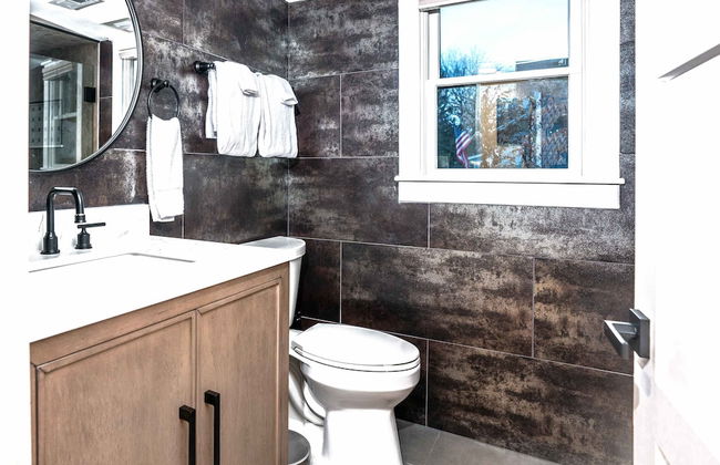 Gatsby Theme Near Downtown w Game Room, EV Charger - Foto 9