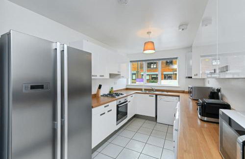 Spacious 6-Bed Home Sleeps 12, Near Highfields Park - Photo 4