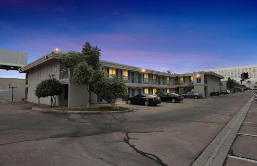 Bright modern studio featuring full kitchenette - Photo 16