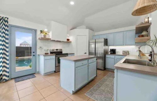 Sunny 4BR with Backyard Oasis - 15 Min to Lakes - Foto 11