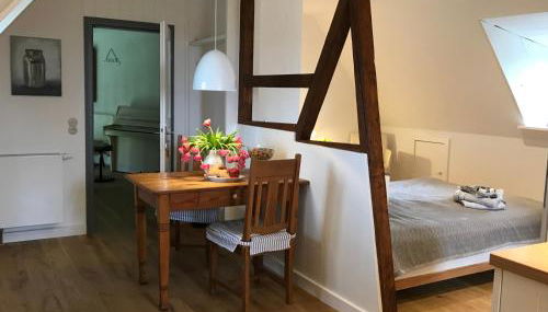 Dachgeschosswohnung Warft Simmerdeis in Reetdachhaus mit parkähnlichem Garten - Foto 5