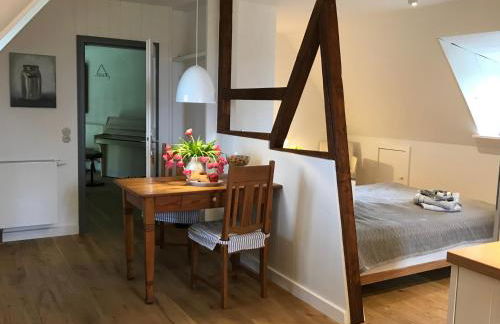 Dachgeschosswohnung Warft Simmerdeis in Reetdachhaus mit parkähnlichem Garten - Foto 5