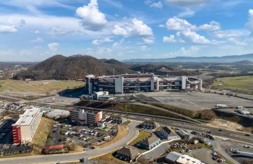 Stylish 3BR Getaway across Bristol Speedway - Foto 14