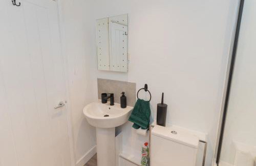 Perfect for Contractors & Families - Free Parking - Foto 7