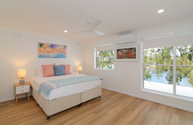 Noosa Entrance Waterfront Resort - Photo 1