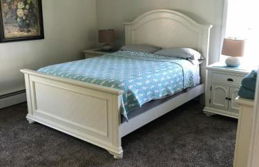 Spacious and Walk to the Beach with Central AC and Outdoor Shower - Photo 17