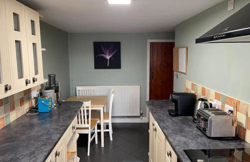 Stunning Cottage with Log Burner- King Bed- Great Design-Free Wood - Foto 7