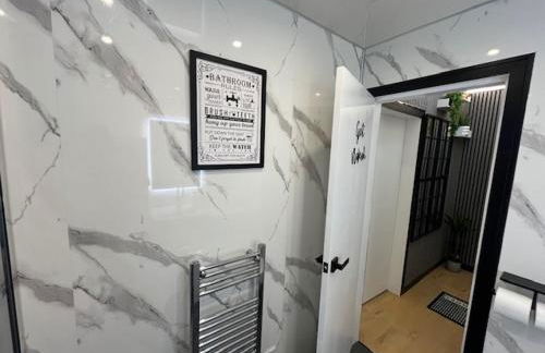 One Bed Room Apartment in Aberdeen City Centre Home Away From Home - Photo 11