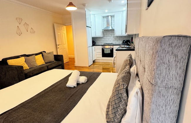 Stay Near Heathrow! Pristine, Convenient & Only 5 Mins to the Terminals - Photo 8