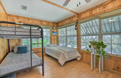 Charming Ingram Home with Yard and Furnished Patio! - Foto 18