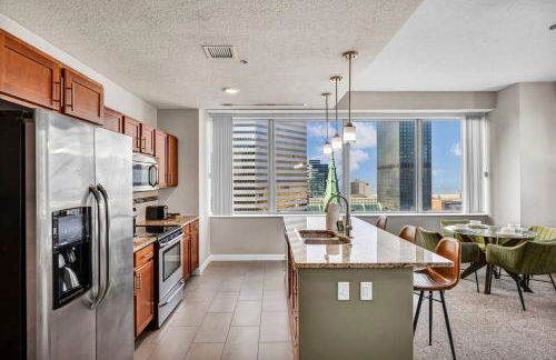 14th Floor Lux Downtown Condo w/ LAKE VIEWS & Gym - Photo 23