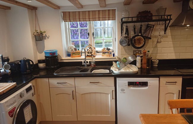 Charming 17th Century 2-bed Cottage in Medmenham - Foto 9