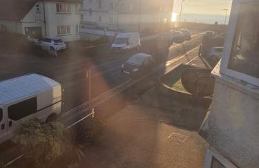 Stylish 3 Bedroom Sea View Apartment -Free Parking- Sleeps 9 - Photo 13