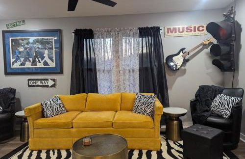 Meet Virginia less than 1 mile from casino and downtown - Photo 3