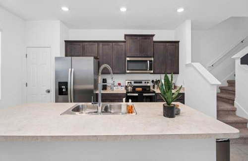 Luxe 2BR Townhome | Pool | Close to Beach - Foto 4