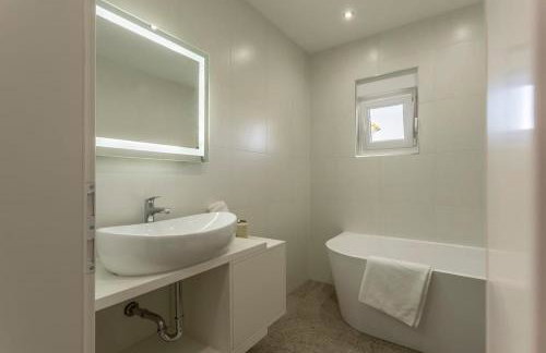 Luxe villa with pool, jacuzzi, and sauna - Foto 54