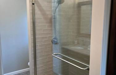 Secluded 4 bedroom with hot tub minutes from campus - Foto 9