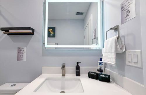 The LuxeLanding MIA- Swimming pool, Oasis Lounge, Mini Golf, BBQ and Hibachi Grill , and Outdoor Games - Photo 10