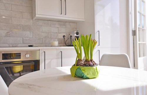 1 bedroom flat in centre of Odiham- free parking - Photo 5