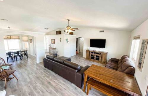 PRIVATE VIEW ON THE LAKE SIDE OF 95! Sleeps 16 - Foto 21