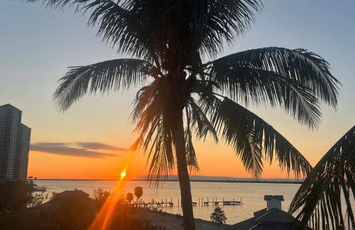 Gorgeous 2 Bedroom Waterfront Condo - Foto 13