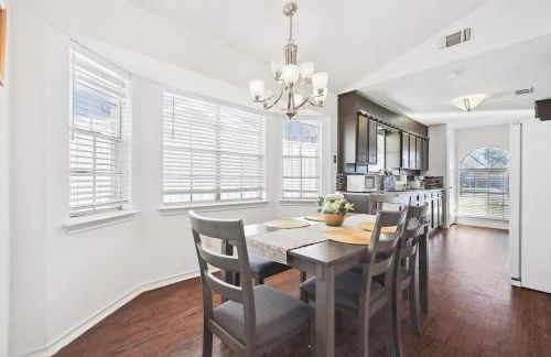 Spacious 4-BR Home Near Allen Outlets & Dining - Foto 23