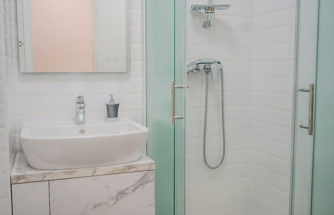 Modern Oasis With Terrace - Photo 11