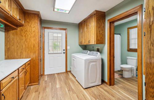 Secluded Lakefront Escape w Private Dock, 600ft Shoreline and Views, Sleeps 13 - Foto 33