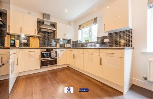 Last-Minute Escapes ! Summer Days l RTM Stay l 4 -Bed House By Finesse Stays Short Lets & Serviced Accommodation Wakefield With Parking, Contractors - Foto 19