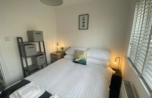 Bay - Brambles Chine, Colwell Bay - 5 star WiFi - Short walk to The Hut and beach - 1 night stays available - Ferry offers - Photo 7