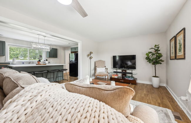 Tranquil Cozy 3br Home With Deck & Bbq 3 Bedroom Home by RedAwning - Photo 17