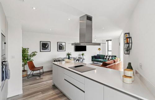 Luxury 3BR Apt Sleeps 10, Wembley & Park Views - Photo 1