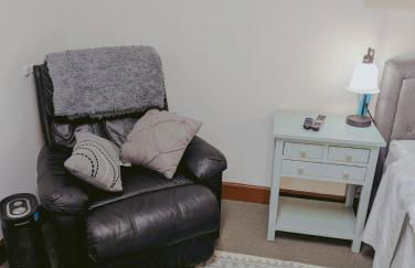 Uptown area, Cozy king Suite, quiet and private, free parking, walk to restaurants - Foto 6