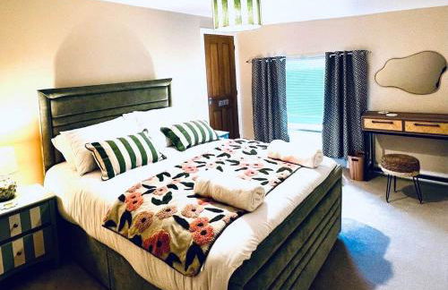 Elegant Hayfield Escape - Heart of Peak District - Photo 3