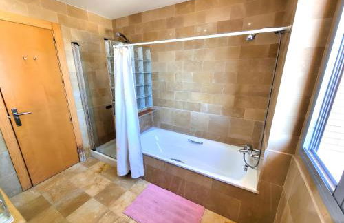 Stunning Home with Outdoor Swimmingpool, 4 Bedrooms and Wifi - Foto 25