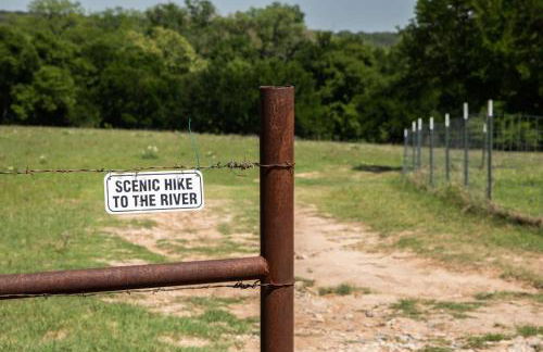 Stay on a 350-acre Cattle Ranch! Brazos River! Tubing! Petting zoo! - Foto 24